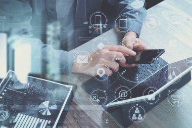 akıllı telefon, mobil ödeme o kullanarak iş adamı el Üstten Görünüm