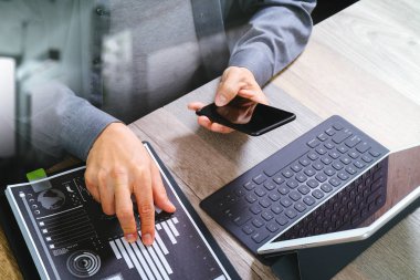 akıllı telefon, mobil ödeme o kullanarak iş adamı el Üstten Görünüm