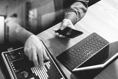akıllı telefon, mobil ödeme o kullanarak iş adamı el Üstten Görünüm