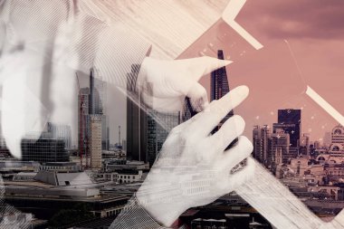 adam el ile dijital tabl VoIP kulaklık kullanarak çift pozlama