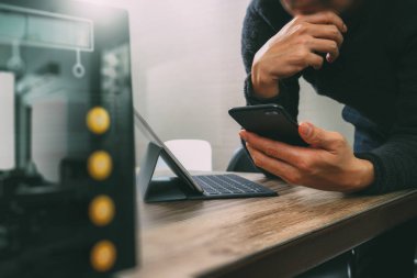 akıllı telefon, mobil ödeme online shoppi kullanarak iş adamı ele