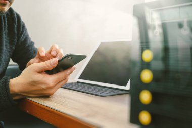 akıllı telefon, mobil ödeme online shoppi kullanarak iş adamı ele