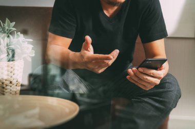 işadamı el kullanarak akıllı telefon, mobil ödeme online alışveriş, omni kanal, dijital tablet yerleştirme klavye bilgisayar, sıkıştırılmış sunucu 