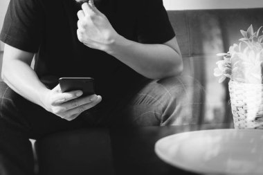 Akıllı fon online mobil ödeme için sh kullanarak tasarımcı adam ele