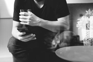 Akıllı fon için mobil kullanarak su tasarımcı adam eliyle