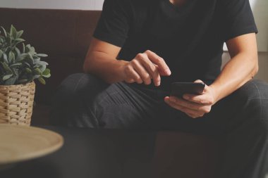 Akıllı fon online mobil ödeme için sh kullanarak tasarımcı adam ele