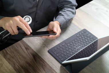 akıllı telefon, dijital çalışma tıp doktoru el Üstten Görünüm