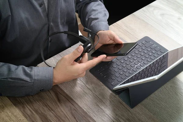 Ovanifrån av mannen hand använder Voip headset med digital tablett comp — Stockfoto