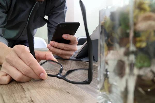 Επιχειρηματίας χέρι με γυαλιά χρησιμοποιώντας έξυπνο τηλέφωνο, κινητό paymen — Φωτογραφία Αρχείου