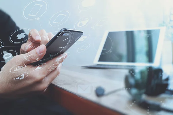 Mano del hombre usando auriculares VOIP con acoplamiento de tableta digital — Foto de Stock