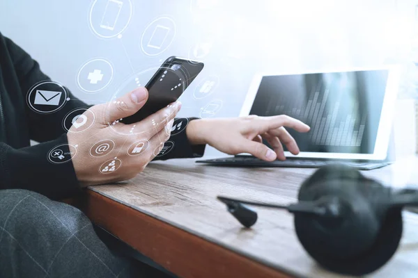 Mano del hombre usando auriculares VOIP con acoplamiento de tableta digital —  Fotos de Stock