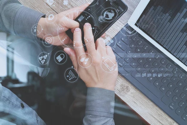 Vista superior do homem de negócios mão usando telefone inteligente, pagamentos móveis o — Fotografia de Stock