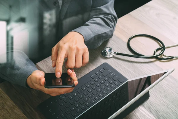 Ovanifrån av läkare hand arbetar med smart telefon, digital — Stockfoto