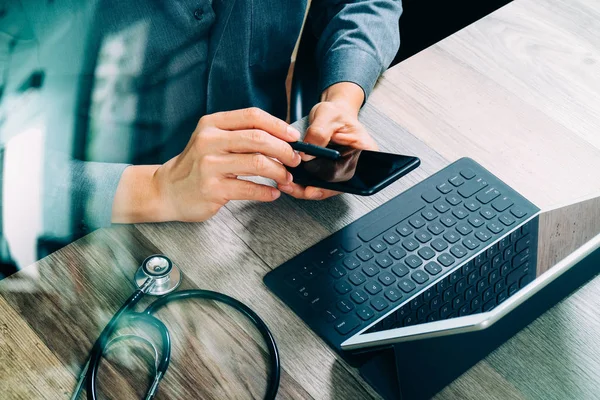 Vista superior de la mano del médico que trabaja con el teléfono inteligente, digital — Foto de Stock