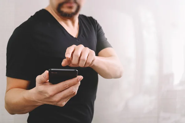 Empresário mão usando telefone inteligente para pagamentos móveis on-line sh — Fotografia de Stock