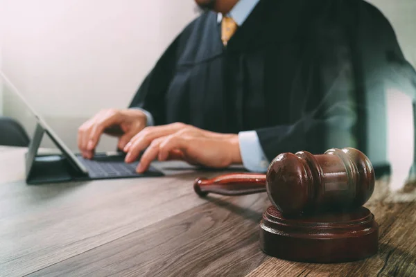 Bel- és igazságügyi jog fogalma. Férfi bíró a tárgyalóteremben a marok — Stock Fotó