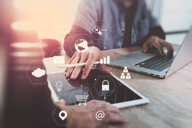 Co takım toplantısı kavramı, akıllı telefon kullanarak iş adamı bir