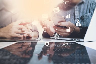 Co takım toplantısı kavramı, akıllı telefon kullanarak iş adamı bir