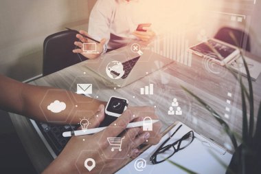 akıllı telefon ve dizüstü bilgisayar ile ahşap üzerine çalışan iş adamı