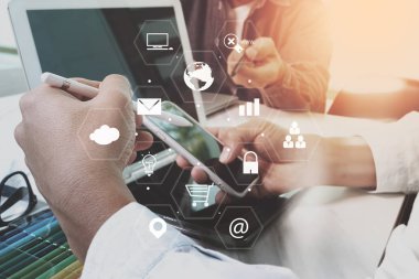 Co takım toplantısı kavramı, akıllı telefon kullanarak iş adamı bir