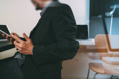 akıllı telefon ve dijital tablet ve lapt çalışma iş adamı