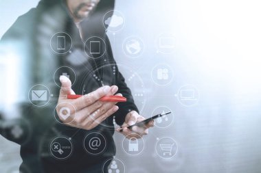 hippi erkek cep telefonu ödemeleri online s kullanarak bir başlık elinde