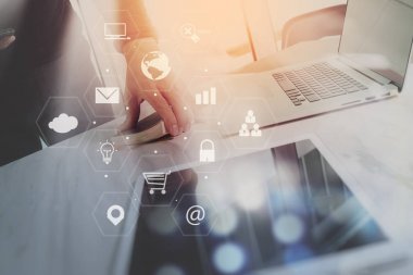 akıllı telefon ve dizüstü bilgisayar ile ahşap üzerine çalışan iş adamı