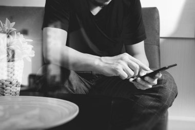 Akıllı fon online mobil ödeme için sh kullanarak tasarımcı adam ele