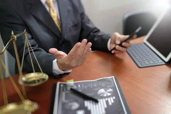 Justice et le concept de droit.Homme avocat en fonction avec le marteau, wor — Photo