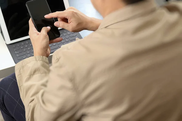 Mão usando telefone inteligente e computador tablet digital para ba online — Fotografia de Stock