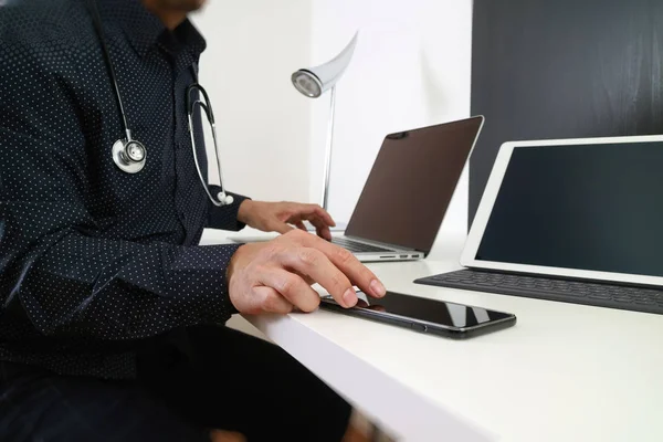 Smart medical doctor working with smart phone and digital tablet — Stock Photo, Image