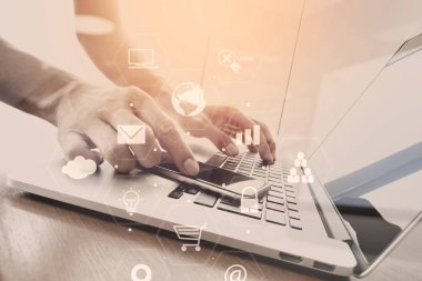 akıllı telefon ve dizüstü bilgisayar ile ahşap üzerine çalışan iş adamı