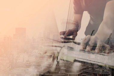 moder ahşap Danışma dizüstü bilgisayar ile çalıştığı iş adamı