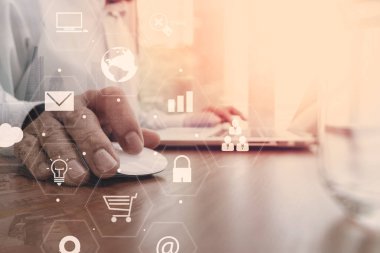 moder ahşap Danışma dizüstü bilgisayar ile çalıştığı iş adamı