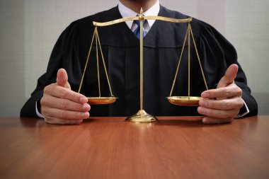 Adalet ve hukuk kavramı. Bir mahkemede balan ile erkek yargıç