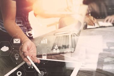 Co takım toplantısı kavramı, akıllı telefon kullanarak iş adamı bir