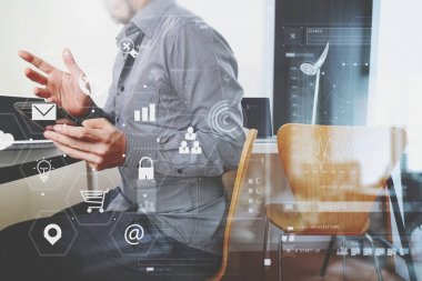 akıllı telefon ve dijital tablet ve lapt çalışma iş adamı
