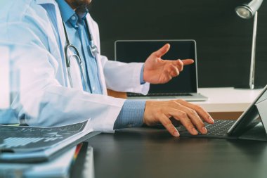 Tıbbi teknoloji kavramı. Akıllı telefon ile çalışan doktor ve 