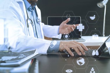 Tıbbi teknoloji kavramı. Akıllı telefon ile çalışan doktor ve 