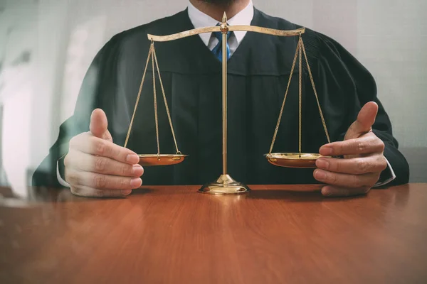 Rättvisa och rätt koncept. Manliga domare i en rättssal med balan — Stockfoto