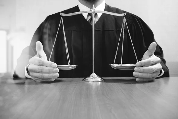 Justitie en wetgeving concept. Mannelijke rechter in een rechtszaal met de balan — Stockfoto