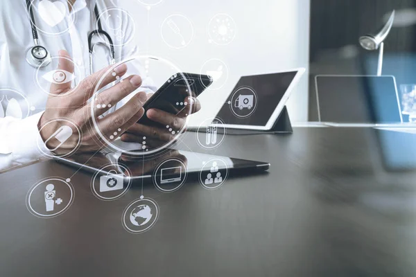 Doctor médico inteligente que trabaja con teléfono inteligente y tableta digital — Foto de Stock