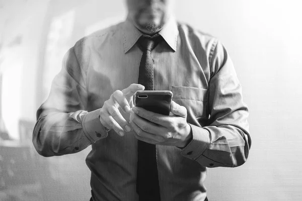 Sikeres üzletember használ szúró telefon, elölnézet, szűrőeffektus — Stock Fotó
