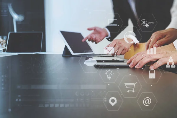 Concepto de reunión de equipo de trabajo co, hombre de negocios utilizando un teléfono inteligente — Foto de Stock