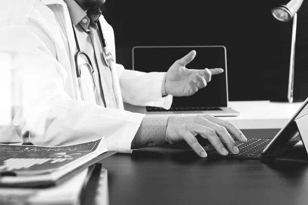 Concepto de tecnología médica. Doctor trabajando con el teléfono inteligente y — Foto de Stock