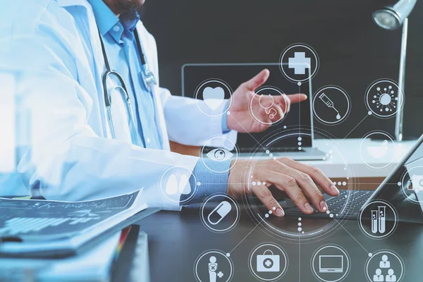 Concepto de tecnología médica. Doctor trabajando con el teléfono inteligente y — Foto de Stock