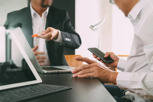 Co conceito de reunião de equipe de trabalho, homem de negócios usando telefone inteligente e — Fotografia de Stock