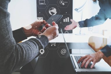 Co çalışma ekibi toplantı kavramı, akıllı telefon kullanarak iş adamı