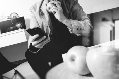 Mobil ödeme online busine için akıllı telefon kullanılarak hipster el