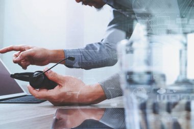 VoIP mezartaşı ile dijital tablet bilgisayar yerleştirme zeki kullanan adam